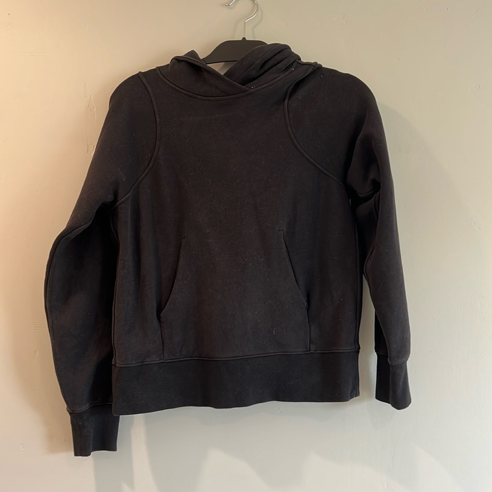 Lululemon black sweatshirt size 2.
🖤🖤🖤🖤🖤🖤🖤